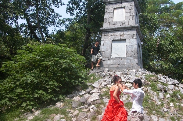 il-tempio-di-montagna-di-giada-den-ngoc-son-nel-lago-della-spada-restituita-hanoi-vietnam-un-simbolo-immortale-del-quartiere-vecchio-di-hanoi