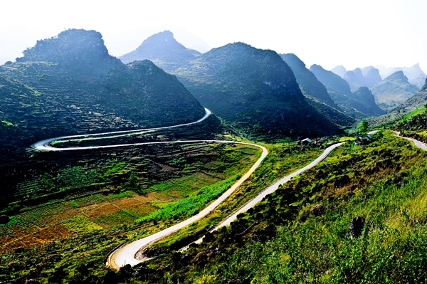 la-fuga-a-dong-van-distretto-della-provincia-ha-giang-altopiano-di-pietra-geologico-mondiale-per-scoprire-la-natura-impressionante-del-vietnam