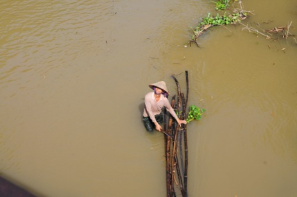 la-vita-dei-pescatori-vietnamiti-su-fiume-rosso