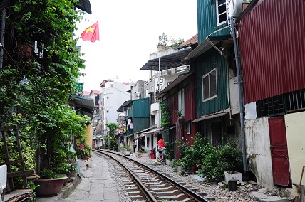 la-ferrovia-di-hanoi-sosta-e-passeggiata-su-binario-della-storia-coloniale-del-vietnam