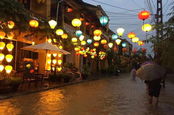 hoi-an-in-vietnam-la-venezia-con-lanterne-rosse